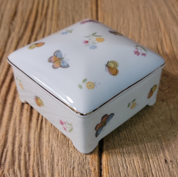 Vintage Porcelain Butterfly Trinket Dish with Lid. - Picture 8 of 12